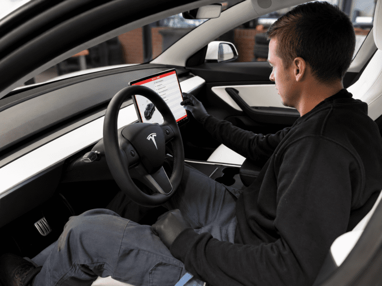 Service på Tesla - mekaniker i bilen