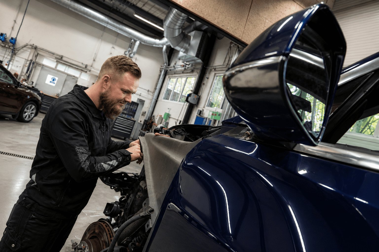 Mekaniker i gang med Tesla-service
