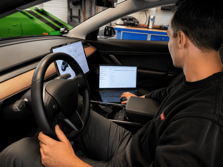 Tekniker med testercomputer i Tesla