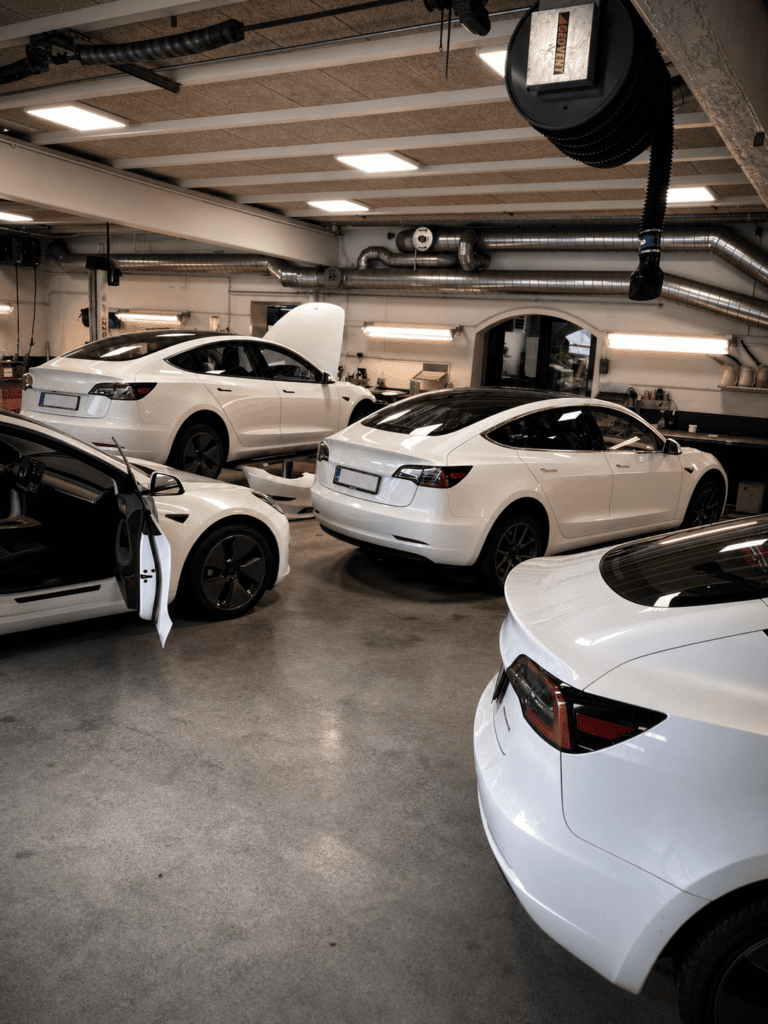 Teslaer til service på værkstedet